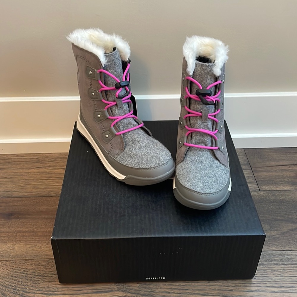 Sorel Whitney II Joan Youth size 5 women’s 7